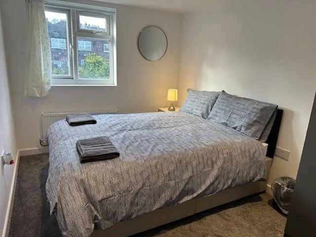 Luton Home Near Airport Private & Shared Bathroom Option