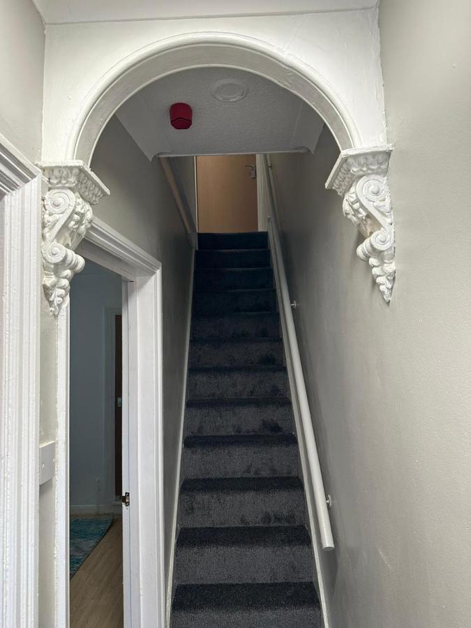 Luton Near Airport Private & Shared Bathroom Option Homestay Luton (Bedfordshire)