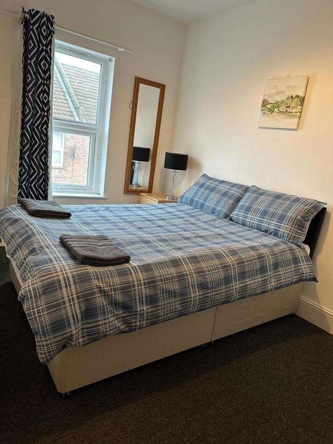 Luton Near Airport Private & Shared Bathroom Option Homestay