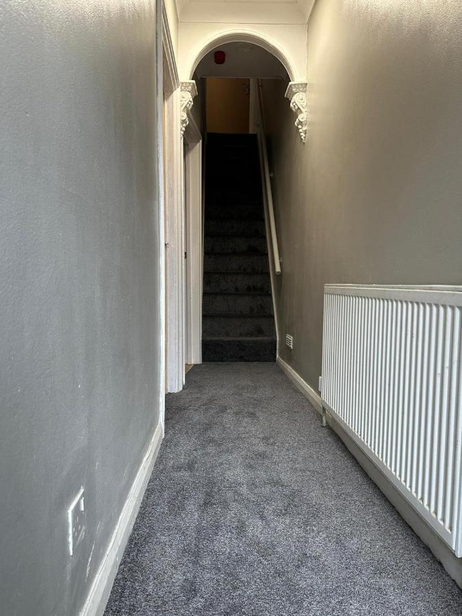 Luton Near Airport Private & Shared Bathroom Option Homestay