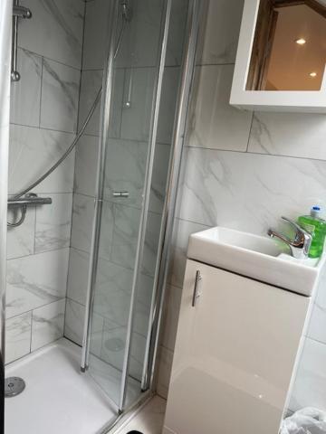 Homestay Luton Near Airport Private & Shared Bathroom Option *