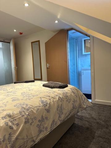 Luton Near Airport Private & Shared Bathroom Option Homestay *