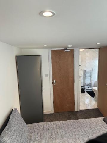 Homestay Luton Near Airport Private & Shared Bathroom Option *