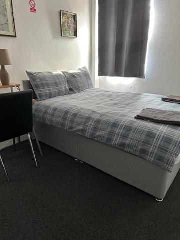 Luton Near Airport Private & Shared Bathroom Option *